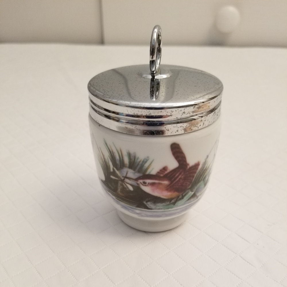 Vintage Royal Worcester Procelain Wren egg codder made in england.